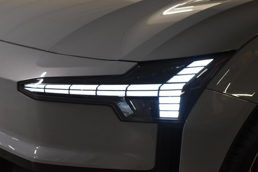 Volvo EX30 Single Motor Extended Range Plus 69 kWh / Adaptieve Cruise Control/ Dodehoek Detectie / Parkeersensoren v+a / Achteruitrijcamera / Warmtepomp / Google Services /