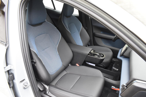 Volvo EX30 Single Motor Extended Range Plus 69 kWh / Adaptieve Cruise Control/ Dodehoek Detectie / Parkeersensoren v+a / Achteruitrijcamera / Warmtepomp / Google Services /