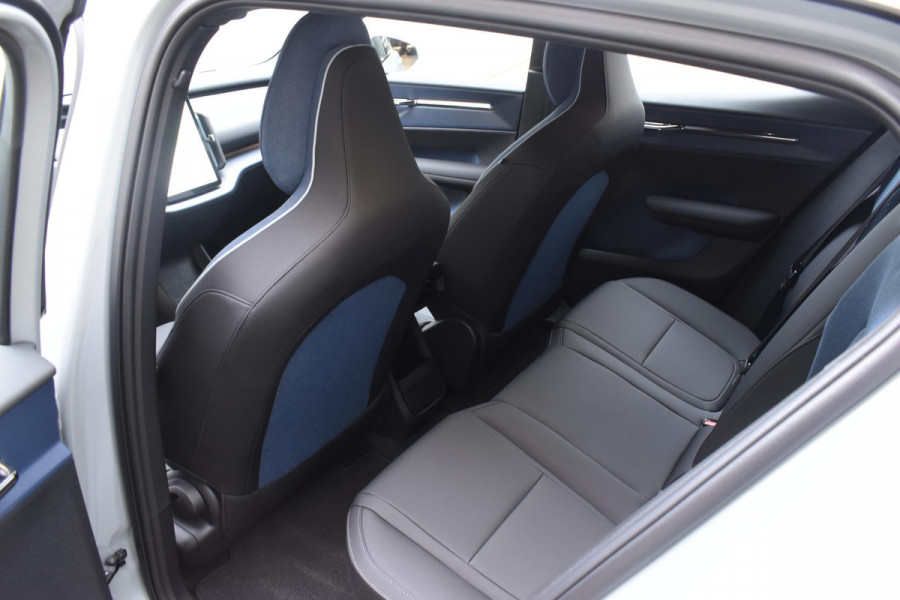 Volvo EX30 Single Motor Extended Range Plus 69 kWh / Adaptieve Cruise Control/ Dodehoek Detectie / Parkeersensoren v+a / Achteruitrijcamera / Warmtepomp / Google Services /