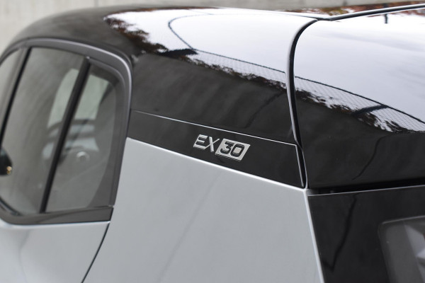 Volvo EX30 Single Motor Extended Range Plus 69 kWh / Adaptieve Cruise Control/ Dodehoek Detectie / Parkeersensoren v+a / Achteruitrijcamera / Warmtepomp / Google Services /