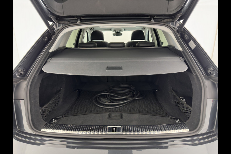 Audi e-tron 55 quattro Business edition Plus 95 kWh [ 3-Fase ] (INCL-BTW) *PANO | LUXURY-LEATHER | ADAPTIVE-CRUISE | FULL-LED | DIGI-COCKPIT | KEYLESS | MEMORY-PACK | CAMERA | NAVI-FULLMAP | SHIFT-PADDLES | DAB+ | COMFORT-SEATS | 20''ALU*