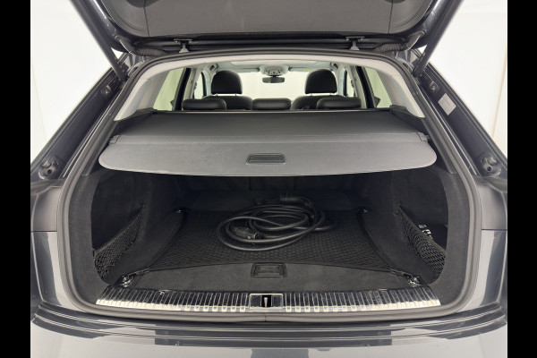 Audi e-tron 55 quattro Business edition Plus 95 kWh [ 3-Fase ] (INCL-BTW) *PANO | LUXURY-LEATHER | ADAPTIVE-CRUISE | FULL-LED | DIGI-COCKPIT | KEYLESS | MEMORY-PACK | CAMERA | NAVI-FULLMAP | SHIFT-PADDLES | DAB+ | COMFORT-SEATS | 20''ALU*