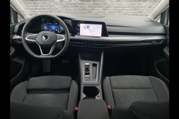 Volkswagen Golf 1.4 eHybrid Style PHEV | Elek. Trekhaak | Q-Light | Carplay | Memory | Navi | Sfeerverlichting