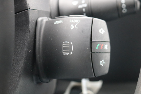 Renault Master 2.3 dCi 135pk L2 H2 Work Edition Airco Navigatie Camera