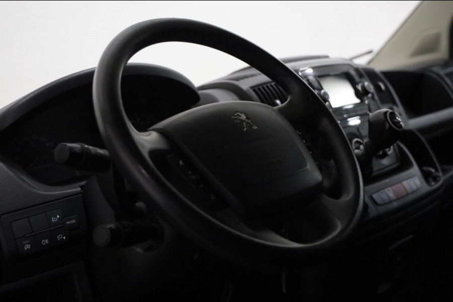 Peugeot Boxer 2.2 BlueHDi 140PK L3/H2 GRIJS CAMERA AIRCO NAVI IMPERIAAL TREKHAAK 3.5t PDC CRUISE LEASE V/A 122,- p.m. INRUIL MOG