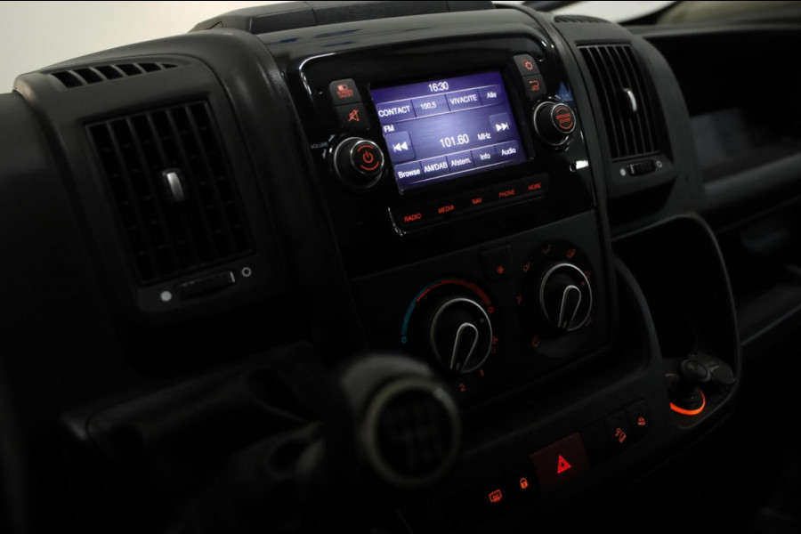 Peugeot Boxer 2.2 BlueHDi 140PK L3/H2 GRIJS CAMERA AIRCO NAVI IMPERIAAL TREKHAAK 3.5t PDC CRUISE LEASE V/A 122,- p.m. INRUIL MOG