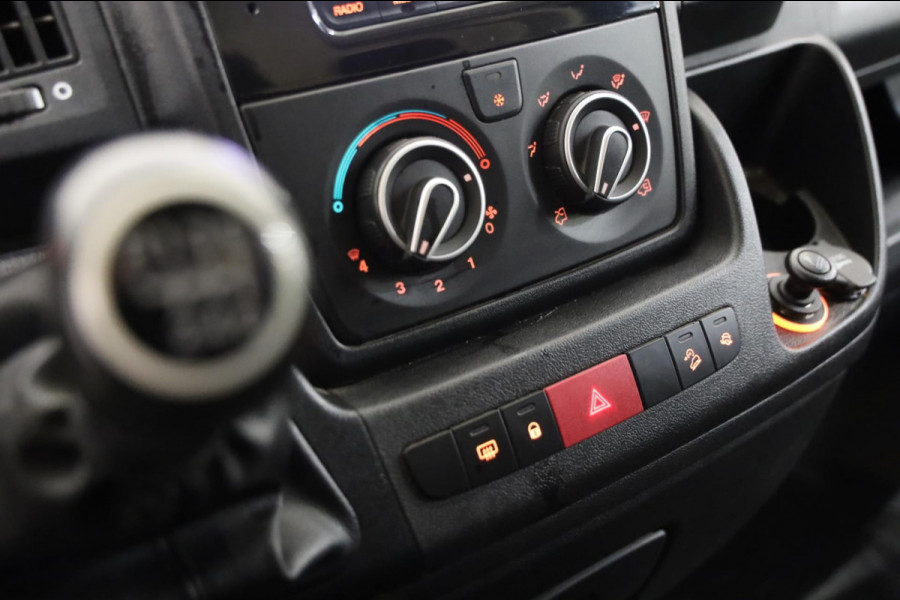 Peugeot Boxer 2.2 BlueHDi 140PK L3/H2 GRIJS CAMERA AIRCO NAVI IMPERIAAL TREKHAAK 3.5t PDC CRUISE LEASE V/A 122,- p.m. INRUIL MOG