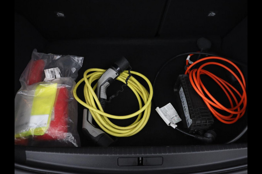 Opel CORSA-E Elegance 50 kWh | Stoelverwarming | Carplay | Navigatie | Stuurverwarming | Parkeerhulp | Climate control | Full LED | Keyless | 17'' lichtmetalen velgen