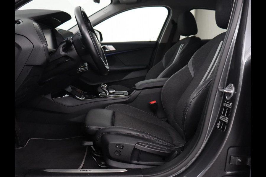 BMW 1-serie 118i Executive | Sport Line | Trekhaak | Sportstoelen | Carplay | Navigatie | Live Cockpit | Full LED | DAB | Climate control | Parkeerhulp | Sfeerverlichting