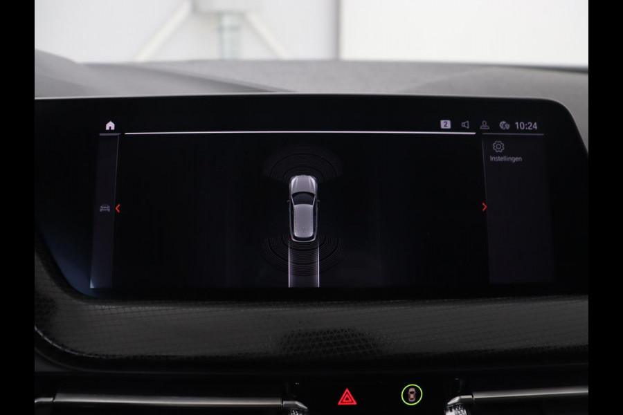 BMW 1-serie 118i Executive | Sport Line | Trekhaak | Sportstoelen | Carplay | Navigatie | Live Cockpit | Full LED | DAB | Climate control | Parkeerhulp | Sfeerverlichting