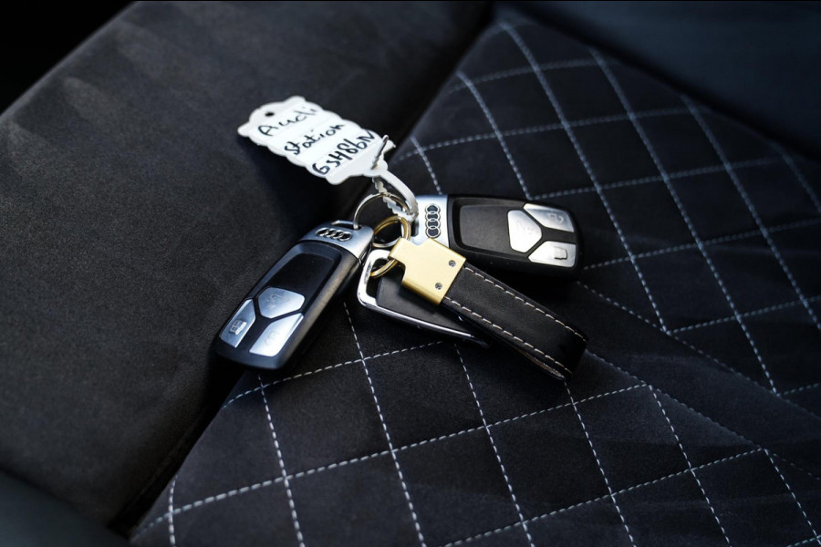 Audi A4 AVANT 45 TFSI Quattro 3 x S-line | Panorama | RS-Zetels / Schaalstoelen | Adaptieve Cruise | Facelift MMI | Bang&Olufsen |