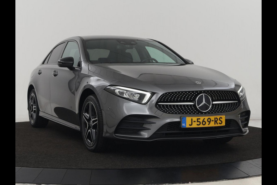 Mercedes-Benz A-Klasse 250e AMG Limited | Carplay | Stoelverwarming | Leder/Alcantara | Widescreen | Sfeerverlichting | Navigatie | Camera | Full LED | Park Assist | PHEV | Plug In
