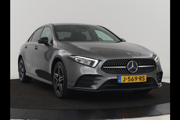Mercedes-Benz A-Klasse 250e AMG Limited | Carplay | Stoelverwarming | Leder/Alcantara | Widescreen | Sfeerverlichting | Navigatie | Camera | Full LED | Park Assist | PHEV | Plug In
