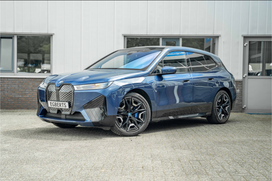 BMW iX xDrive40 Sport Edition | Sky Lounge Roof | Softclose | Trekgewicht 2500kg Tijdelijke Black friday deal, nu van 43239.- voor 41700.-