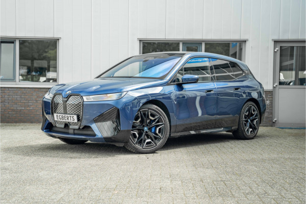 BMW iX xDrive40 Sport Edition | Sky Lounge Roof | Softclose | Trekgewicht 2500kg Tijdelijke Black friday deal, nu van 43239.- voor 41700.-