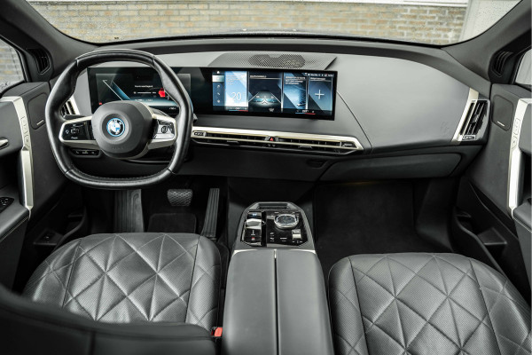BMW iX xDrive40 Sport Edition | Sky Lounge Roof | Softclose | Trekgewicht 2500kg Tijdelijke Black friday deal, nu van 43239.- voor 41700.-