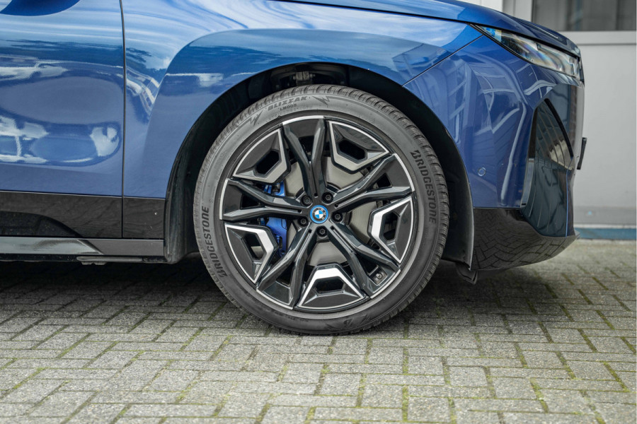 BMW iX xDrive40 Sport Edition | Sky Lounge Roof | Softclose | Trekgewicht 2500kg Tijdelijke Black friday deal, nu van 43239.- voor 41700.-