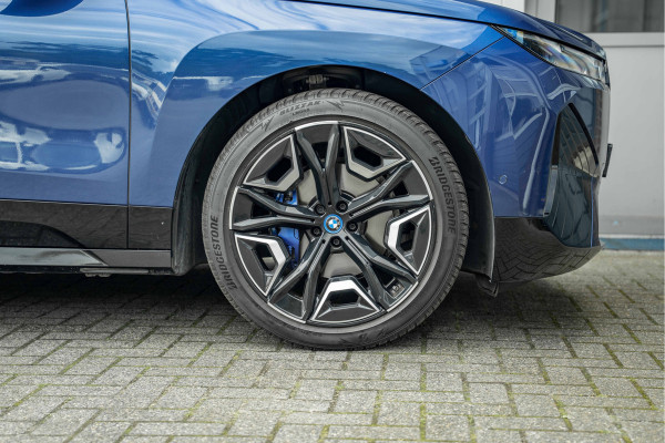 BMW iX xDrive40 Sport Edition | Sky Lounge Roof | Softclose | Trekgewicht 2500kg Tijdelijke Black friday deal, nu van 43239.- voor 41700.-