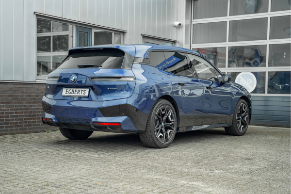 BMW iX xDrive40 Sport Edition | Sky Lounge Roof | Softclose | Trekgewicht 2500kg Tijdelijke Black friday deal, nu van 43239.- voor 41700.-