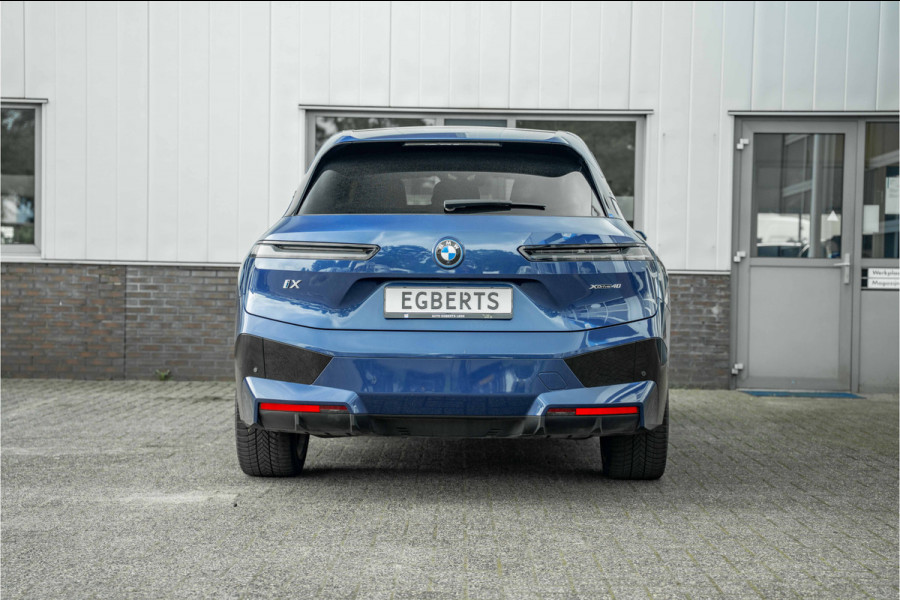 BMW iX xDrive40 Sport Edition | Sky Lounge Roof | Softclose | Trekgewicht 2500kg Tijdelijke Black friday deal, nu van 43239.- voor 41700.-