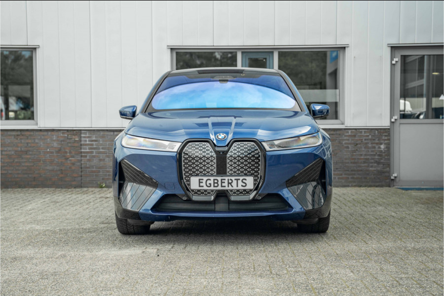 BMW iX xDrive40 Sport Edition | Sky Lounge Roof | Softclose | Trekgewicht 2500kg Tijdelijke Black friday deal, nu van 43239.- voor 41700.-
