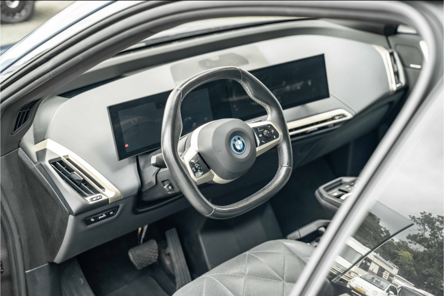 BMW iX xDrive40 Sport Edition | Sky Lounge Roof | Softclose | Trekgewicht 2500kg Tijdelijke Black friday deal, nu van 43239.- voor 41700.-