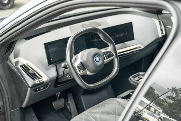 BMW iX xDrive40 Sport Edition | Sky Lounge Roof | Softclose | Trekgewicht 2500kg Tijdelijke Black friday deal, nu van 43239.- voor 41700.-