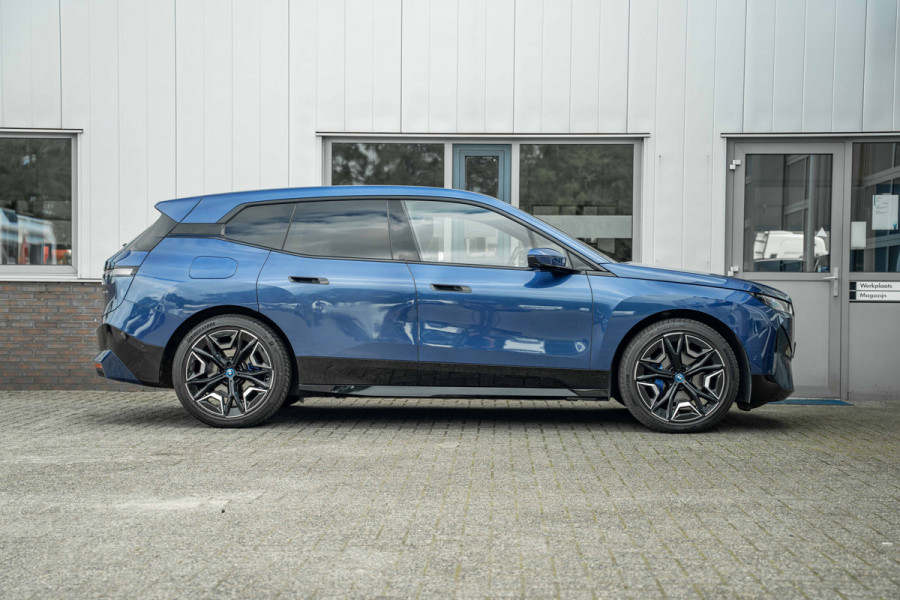 BMW iX xDrive40 Sport Edition | Sky Lounge Roof | Softclose | Trekgewicht 2500kg Tijdelijke Black friday deal, nu van 43239.- voor 41700.-
