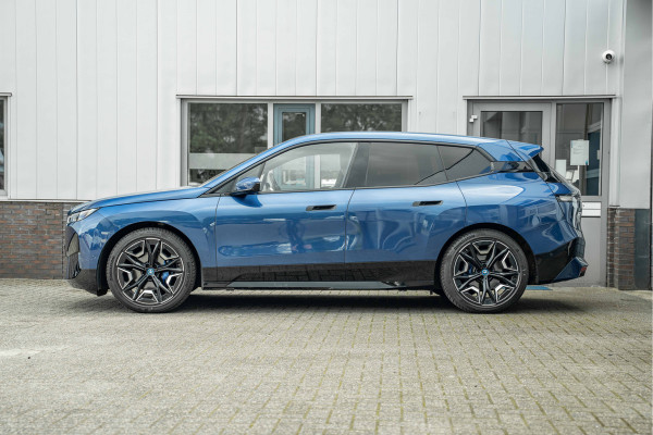 BMW iX xDrive40 Sport Edition | Sky Lounge Roof | Softclose | Trekgewicht 2500kg Tijdelijke Black friday deal, nu van 43239.- voor 41700.-