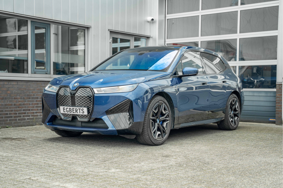 BMW iX xDrive40 Sport Edition | Sky Lounge Roof | Softclose | Trekgewicht 2500kg Tijdelijke Black friday deal, nu van 43239.- voor 41700.-