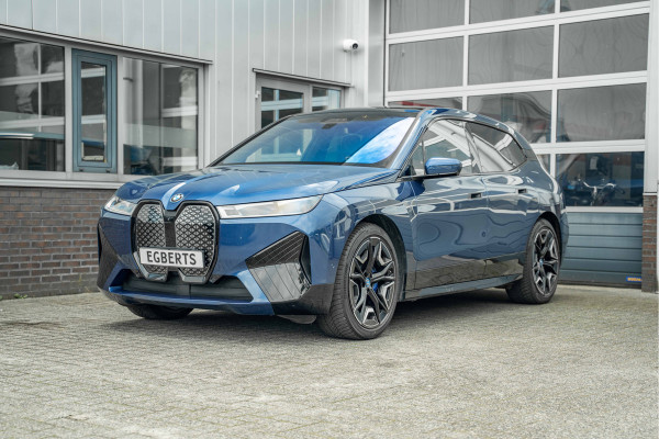 BMW iX xDrive40 Sport Edition | Sky Lounge Roof | Softclose | Trekgewicht 2500kg Tijdelijke Black friday deal, nu van 43239.- voor 41700.-