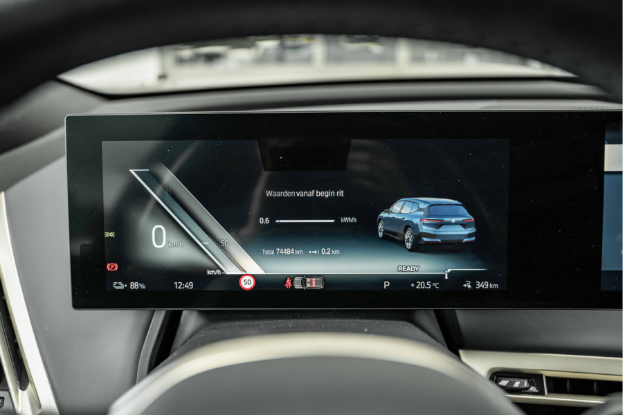 BMW iX xDrive40 Sport Edition | Sky Lounge Roof | Softclose | Trekgewicht 2500kg Tijdelijke Black friday deal, nu van 43239.- voor 41700.-