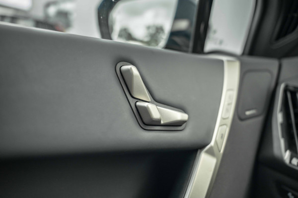 BMW iX xDrive40 Sport Edition | Sky Lounge Roof | Softclose | Trekgewicht 2500kg Tijdelijke Black friday deal, nu van 43239.- voor 41700.-