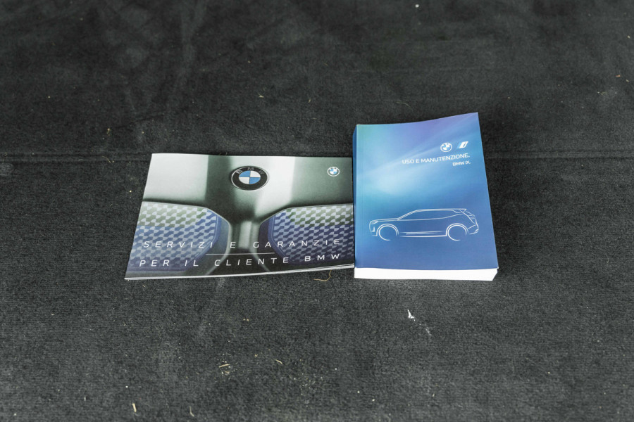 BMW iX xDrive40 Sport Edition | Sky Lounge Roof | Softclose | Trekgewicht 2500kg Tijdelijke Black friday deal, nu van 43239.- voor 41700.-