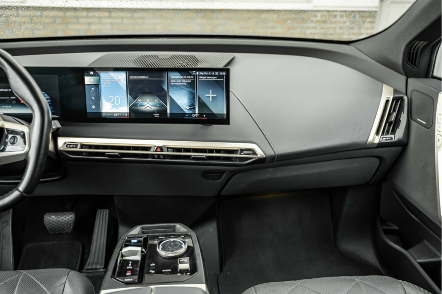BMW iX xDrive40 Sport Edition | Sky Lounge Roof | Softclose | Trekgewicht 2500kg Tijdelijke Black friday deal, nu van 43239.- voor 41700.-