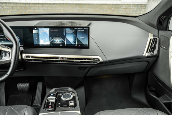 BMW iX xDrive40 Sport Edition | Sky Lounge Roof | Softclose | Trekgewicht 2500kg Tijdelijke Black friday deal, nu van 43239.- voor 41700.-
