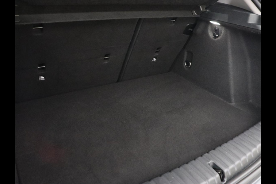 BMW 1-serie 118i Executive | Sport Line | Trekhaak | Sportstoelen | Carplay | Navigatie | Live Cockpit | Full LED | DAB | Climate control | Parkeerhulp | Sfeerverlichting