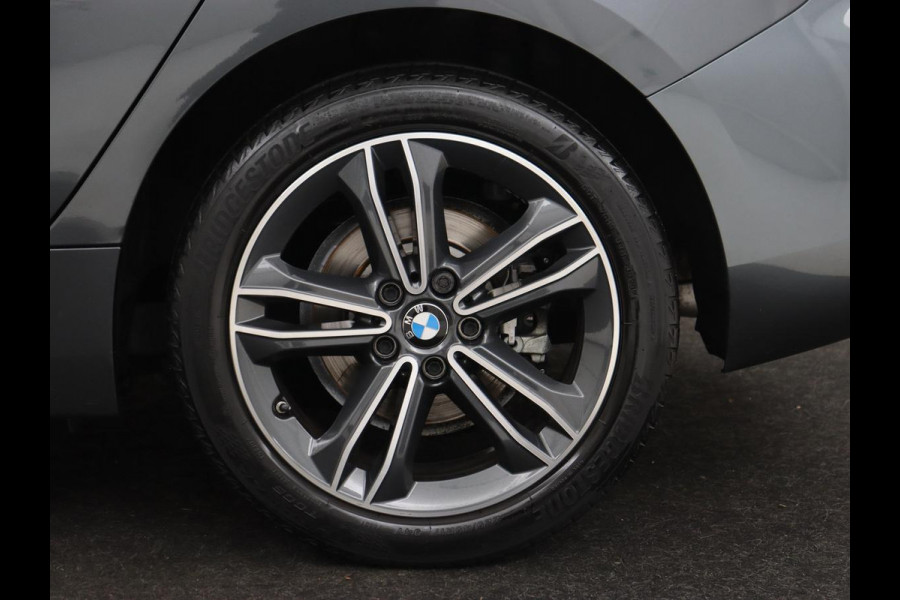 BMW 1-serie 118i Executive | Sport Line | Trekhaak | Sportstoelen | Carplay | Navigatie | Live Cockpit | Full LED | DAB | Climate control | Parkeerhulp | Sfeerverlichting