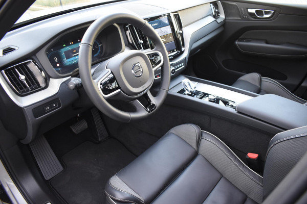 Volvo XC60 T6 350PK Automaat Plug-in hybrid AWD Plus Dark / Panoramadak / Harman Kardon / Luchtvering / 360 camera / Sport stoelen / 21'' velgen / NIEUWPRIJS EUR 81.500,-