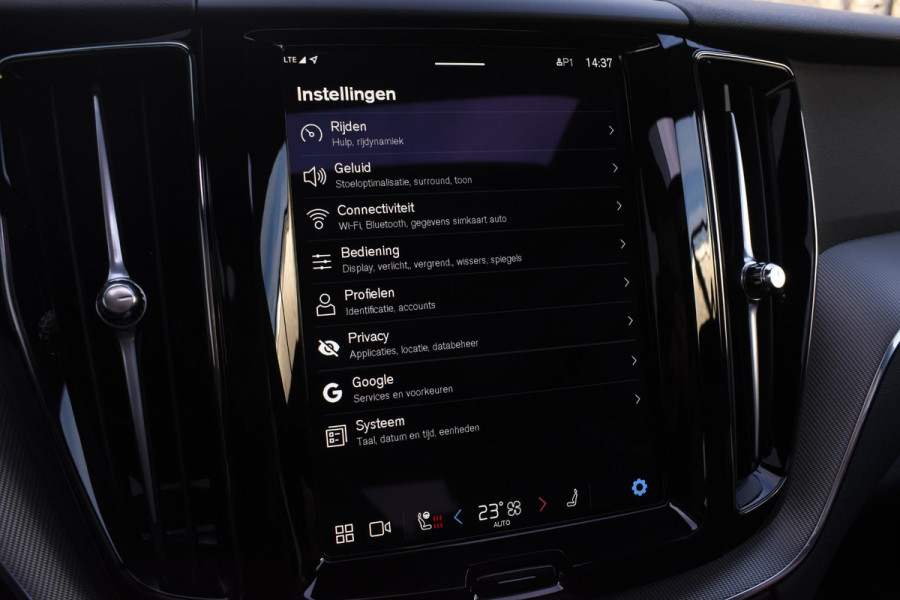 Volvo XC60 T6 350PK Automaat Plug-in hybrid AWD Plus Dark / Panoramadak / Harman Kardon / Luchtvering / 360 camera / Sport stoelen / 21'' velgen / NIEUWPRIJS EUR 81.500,-