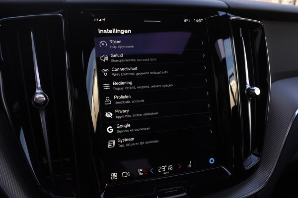 Volvo XC60 T6 350PK Automaat Plug-in hybrid AWD Plus Dark / Panoramadak / Harman Kardon / Luchtvering / 360 camera / Sport stoelen / 21'' velgen / NIEUWPRIJS EUR 81.500,-