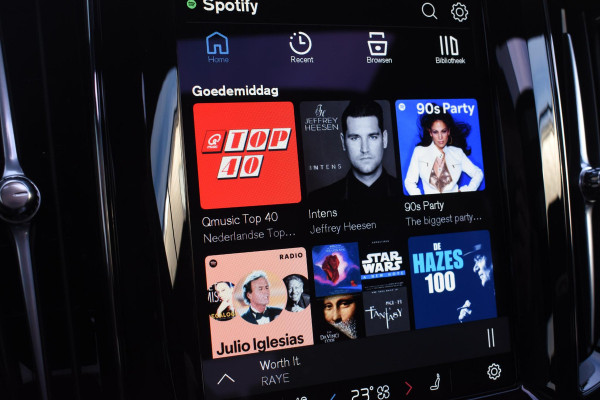 Volvo XC60 T6 350PK Automaat Plug-in hybrid AWD Plus Dark / Panoramadak / Harman Kardon / Luchtvering / 360 camera / Sport stoelen / 21'' velgen / NIEUWPRIJS EUR 81.500,-