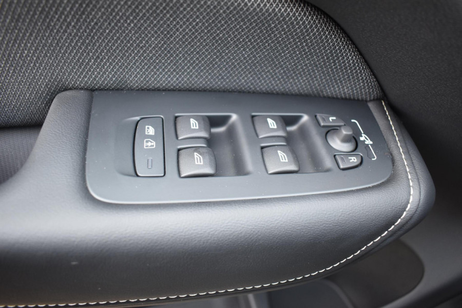 Volvo XC60 T6 350PK Automaat Plug-in hybrid AWD Plus Dark / Panoramadak / Harman Kardon / Luchtvering / 360 camera / Sport stoelen / 21'' velgen / NIEUWPRIJS EUR 81.500,-