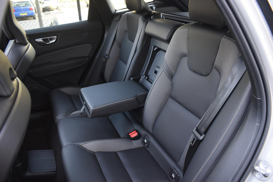 Volvo XC60 T6 350PK Automaat Plug-in hybrid AWD Plus Dark / Panoramadak / Harman Kardon / Luchtvering / 360 camera / Sport stoelen / 21'' velgen / NIEUWPRIJS EUR 81.500,-