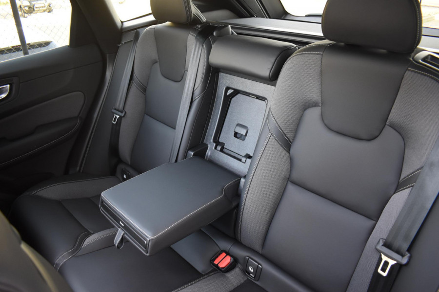 Volvo XC60 T6 350PK Automaat Plug-in hybrid AWD Plus Dark / Panoramadak / Harman Kardon / Luchtvering / 360 camera / Sport stoelen / 21'' velgen / NIEUWPRIJS EUR 81.500,-