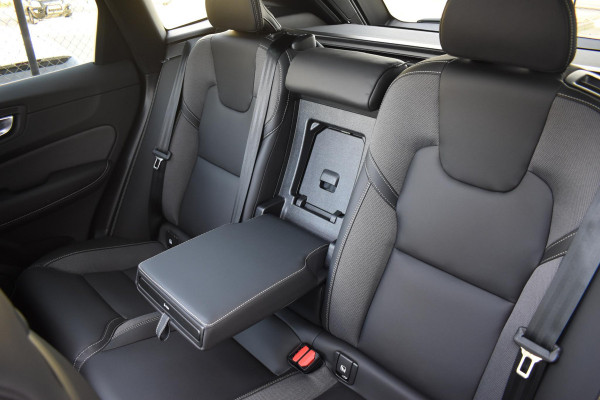 Volvo XC60 T6 350PK Automaat Plug-in hybrid AWD Plus Dark / Panoramadak / Harman Kardon / Luchtvering / 360 camera / Sport stoelen / 21'' velgen / NIEUWPRIJS EUR 81.500,-