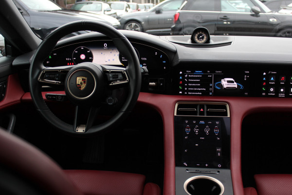 Porsche Taycan Performance 84 kWh / SoH 95.8% / 1Eign. / Panoramadak / 360Camera / Passenger Display / Head-up / Luchtvering / Sportchrono