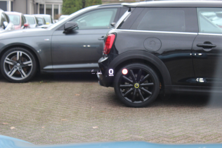 Porsche Taycan Performance 84 kWh / SoH 95.8% / 1Eign. / Panoramadak / 360Camera / Passenger Display / Head-up / Luchtvering / Sportchrono