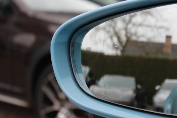 Porsche Taycan Performance 84 kWh / SoH 95.8% / 1Eign. / Panoramadak / 360Camera / Passenger Display / Head-up / Luchtvering / Sportchrono