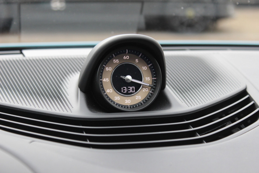 Porsche Taycan Performance 84 kWh / SoH 95.8% / 1Eign. / Panoramadak / 360Camera / Passenger Display / Head-up / Luchtvering / Sportchrono